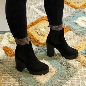 Platform heeled Chelsea black boots